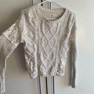 Creme cable-knit sweater with partly white laced sleeves and sides 😍😍😍